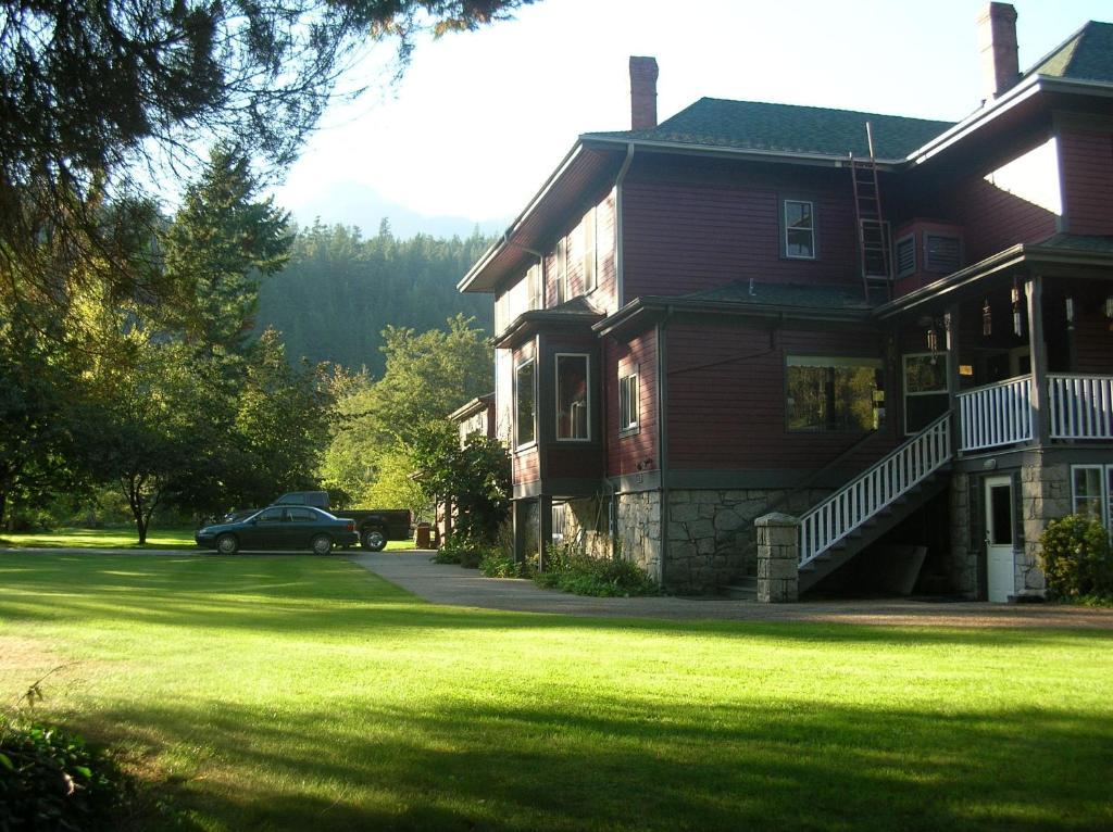 Sasquatch Crossing Eco Lodge B&B Harrison Mills Exterior foto